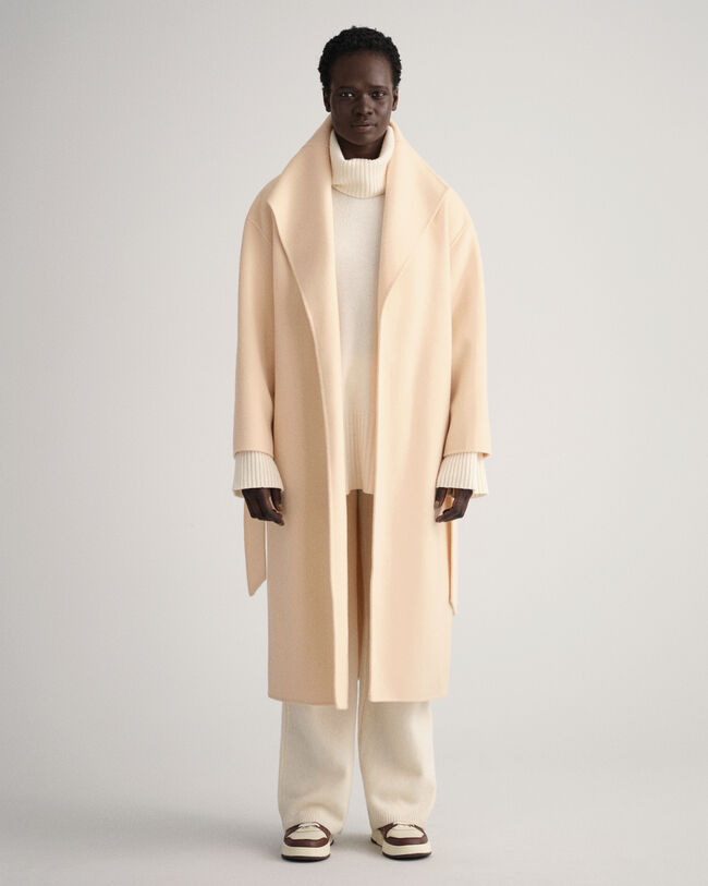 Cappotto con cintura e cuciture a mano