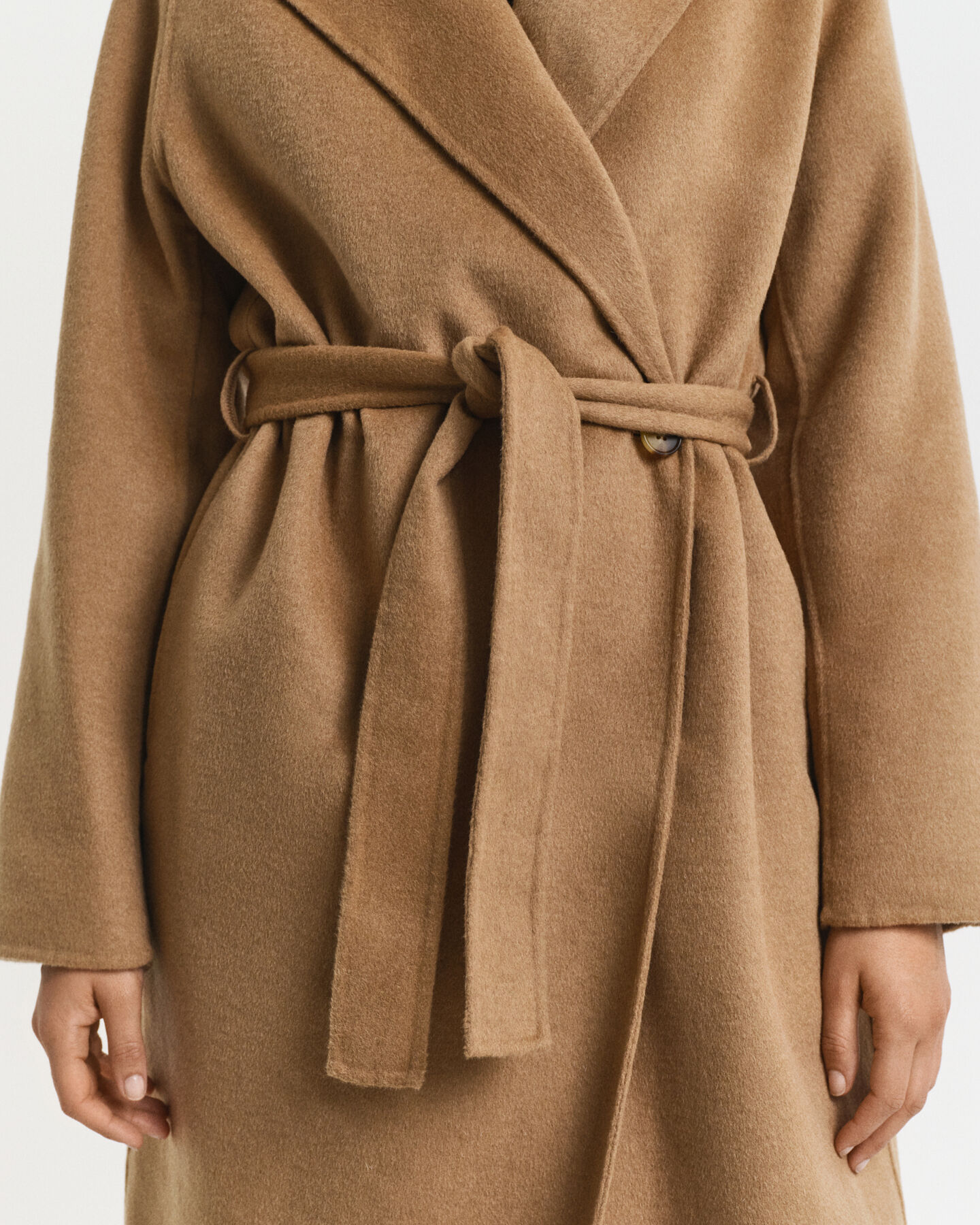 Cappotto con cintura e cuciture a mano