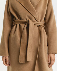 Cappotto con cintura e cuciture a mano