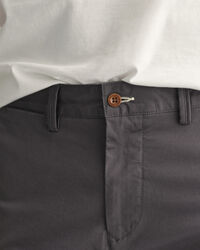 Pantaloni chino in twill stretti in fondo