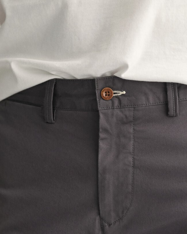 Pantaloni chino in twill stretti in fondo