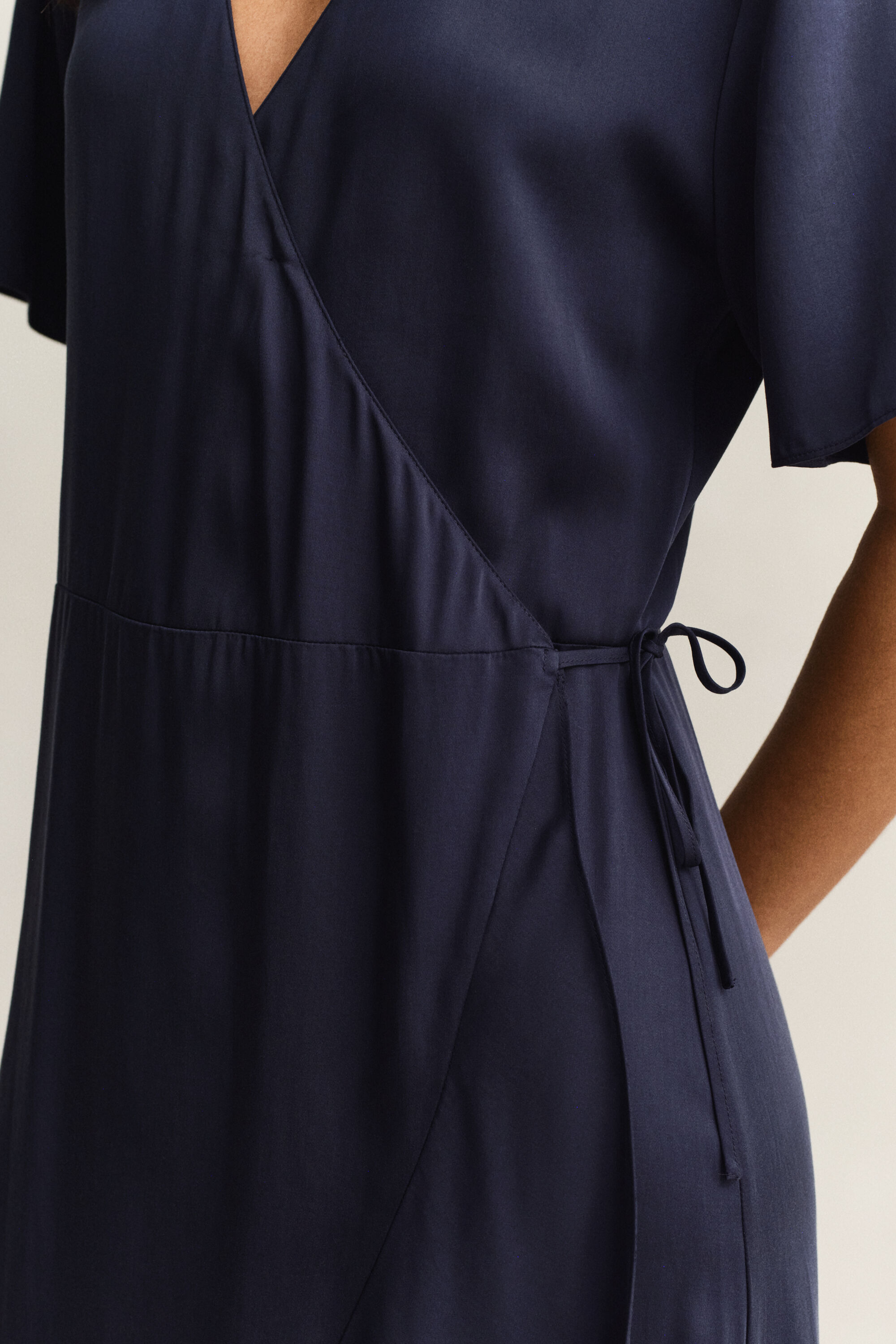 Abito a portafoglio con volant