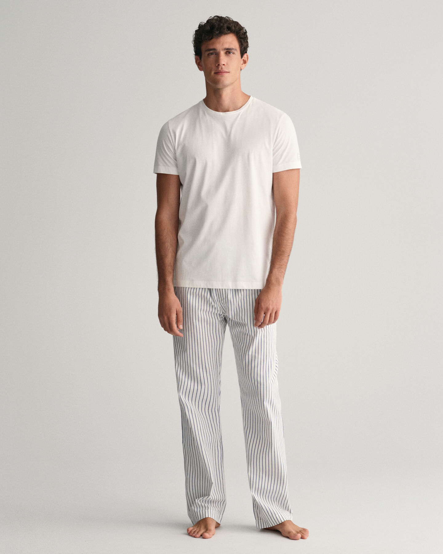 Confezione regalo con pigiama a righe, pantaloni e T-shirt