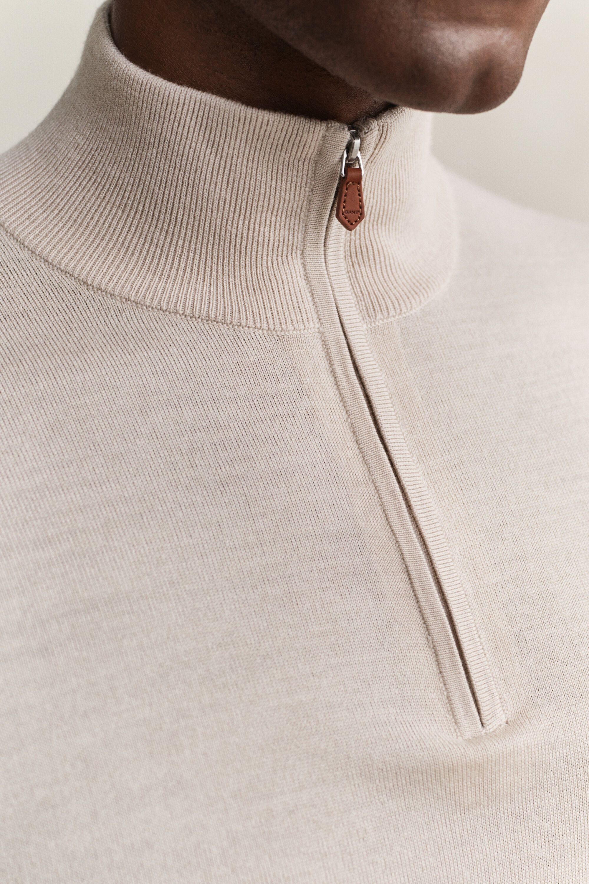 Maglia in lana merino a coste con zip corta