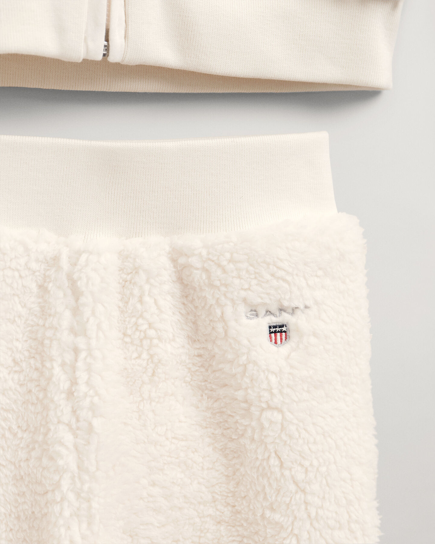 Coordinato pantaloni e felpa in pile con cappuccio e zip baby