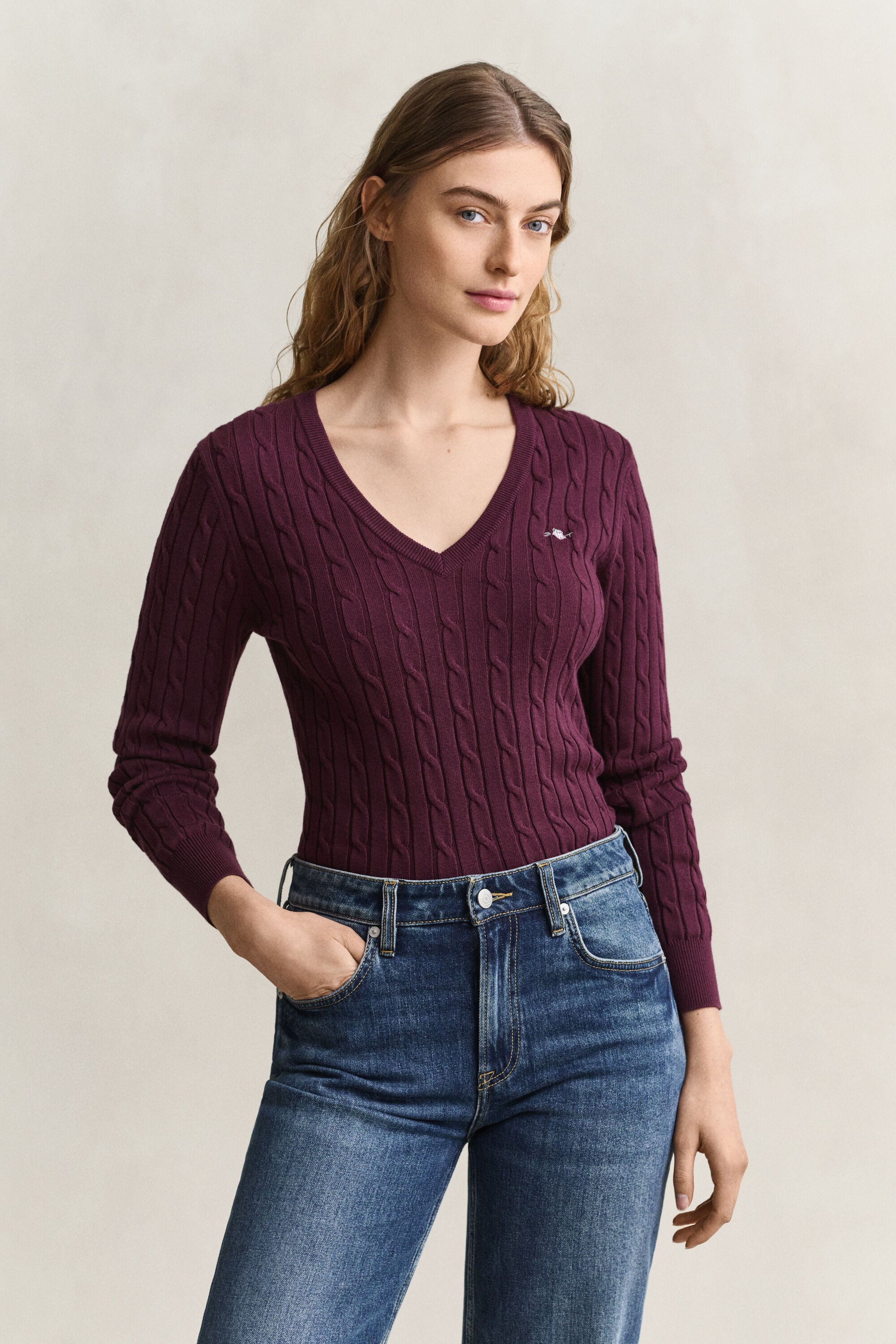 Maglia con scollo a V in cotone elasticizzato a trecce