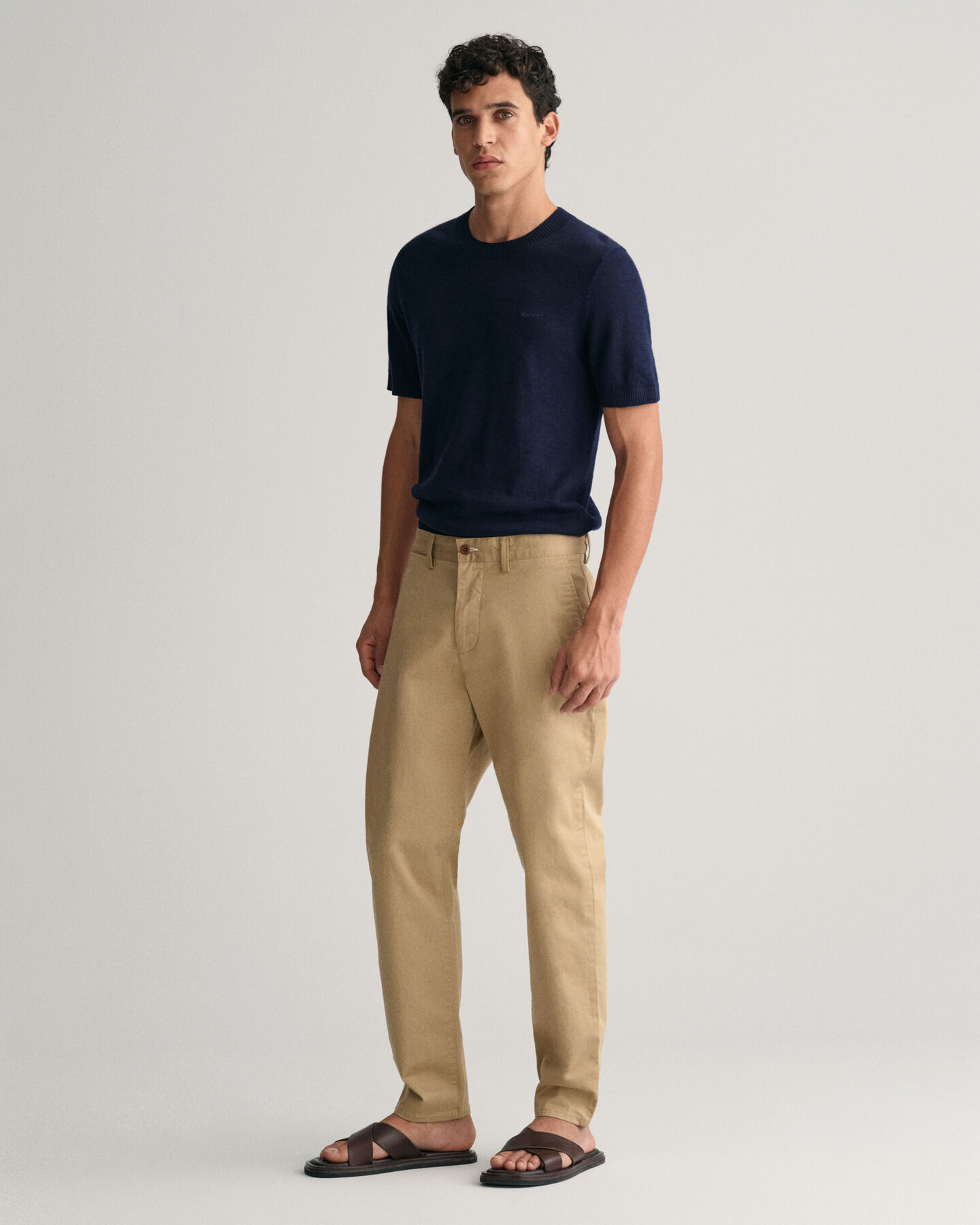 Pantaloni chino in twill stretti in fondo