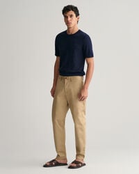Pantaloni chino in twill stretti in fondo