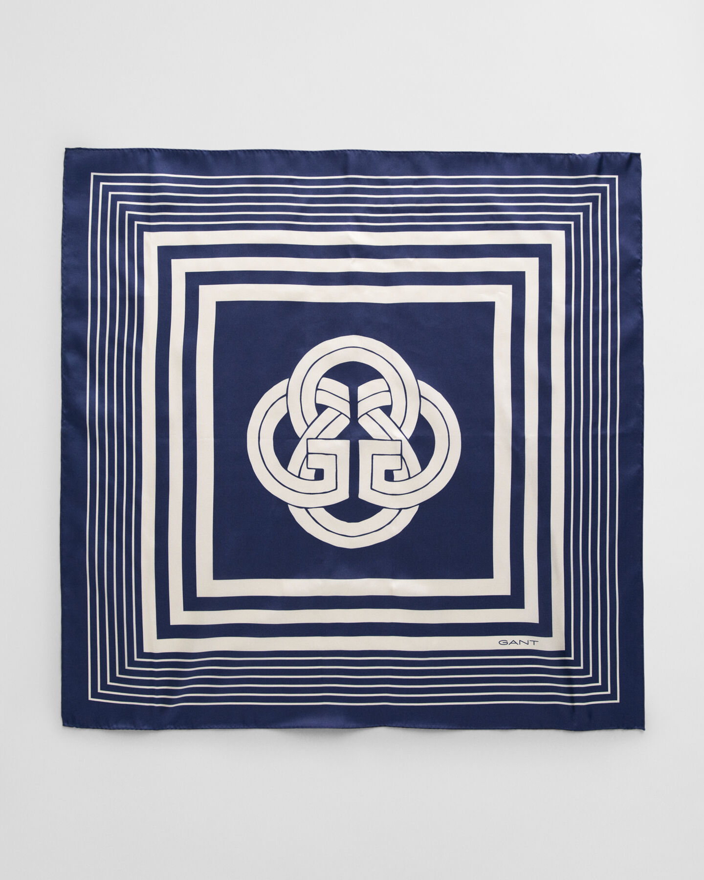 Foulard in seta orlato con monogramma