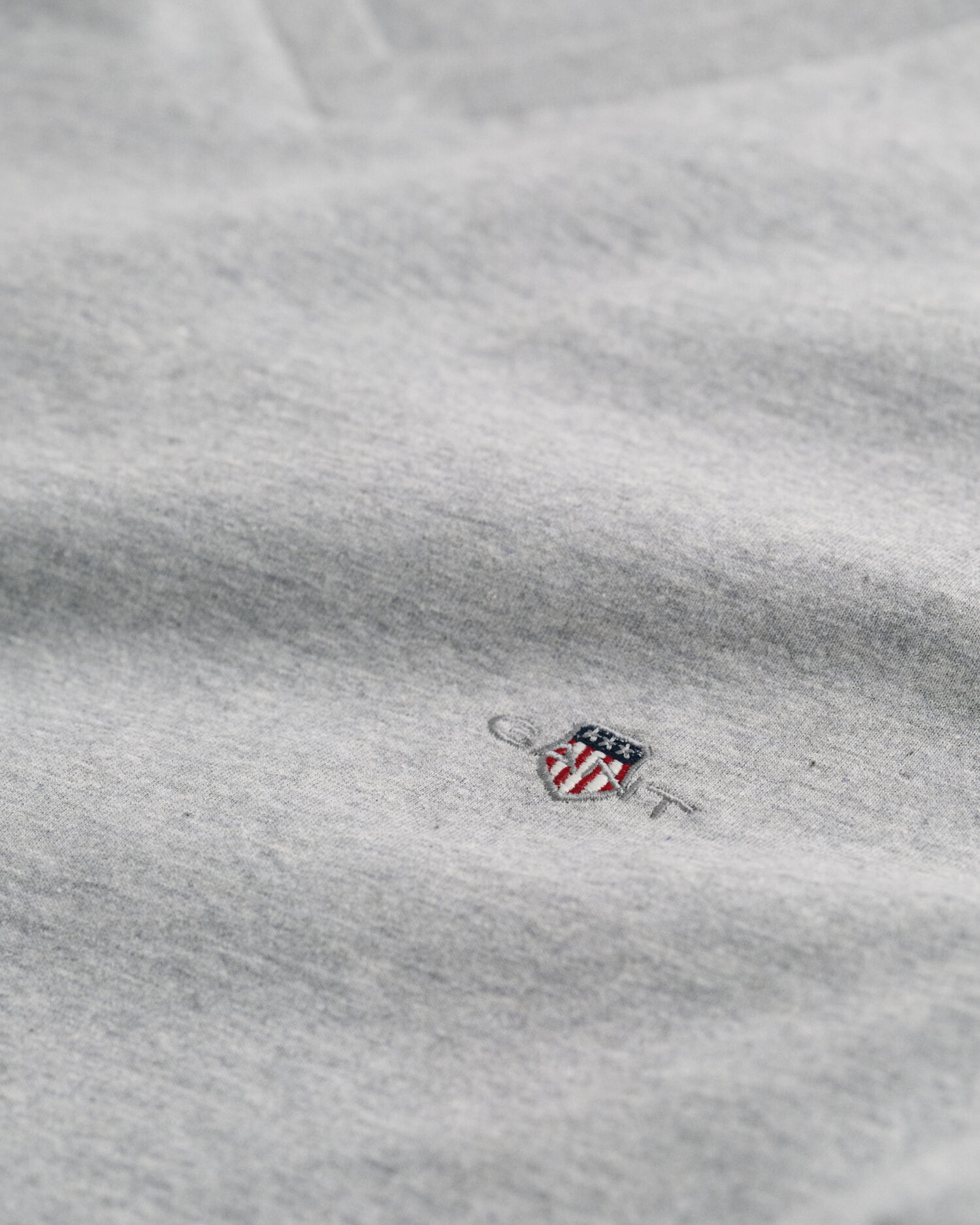 T-shirt Shield con scollo a V slim fit