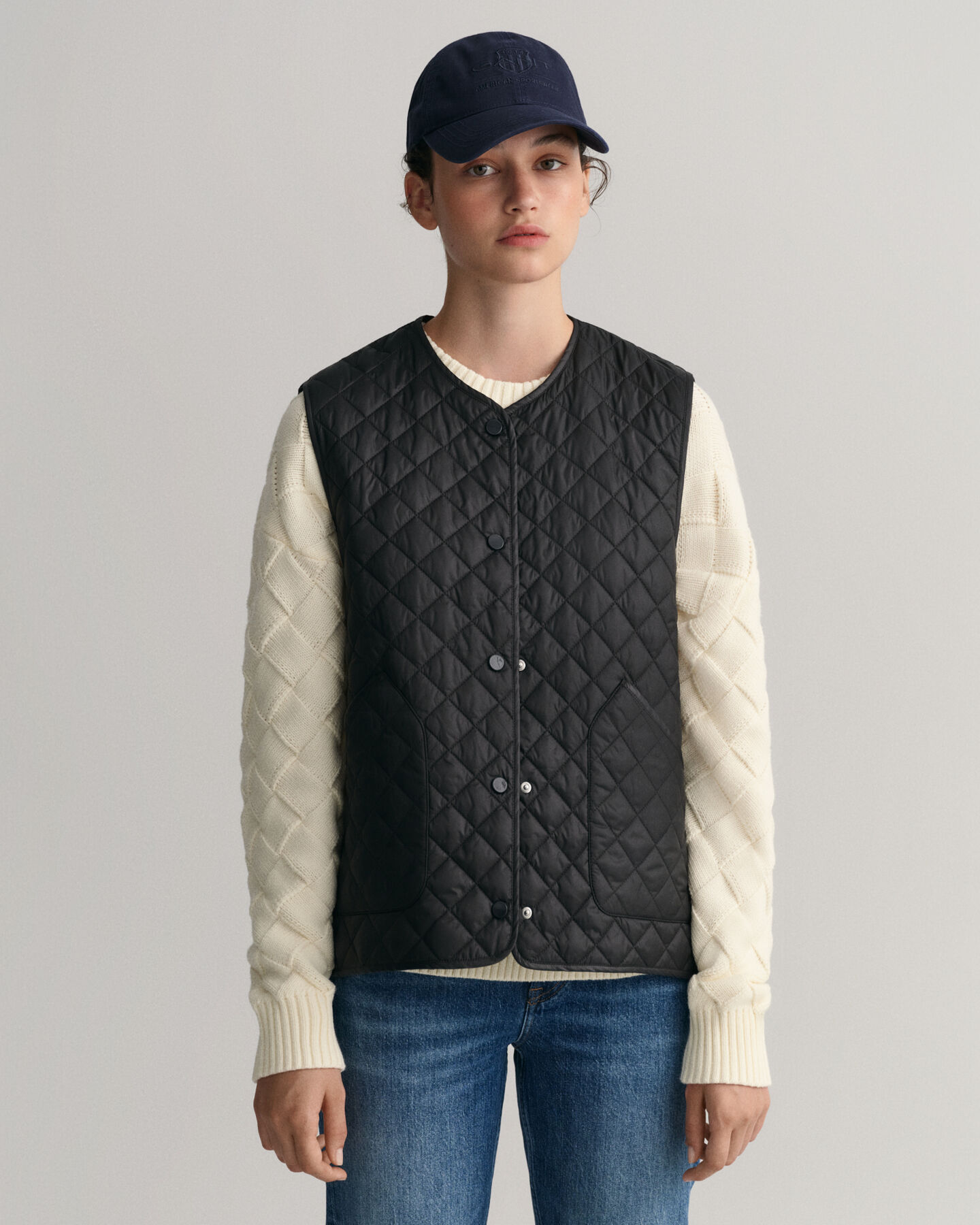 Cappellino Archive Shield tono su tono