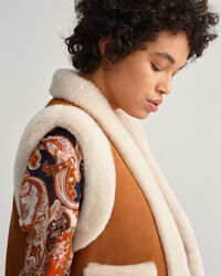 Piumino smanicato in shearling