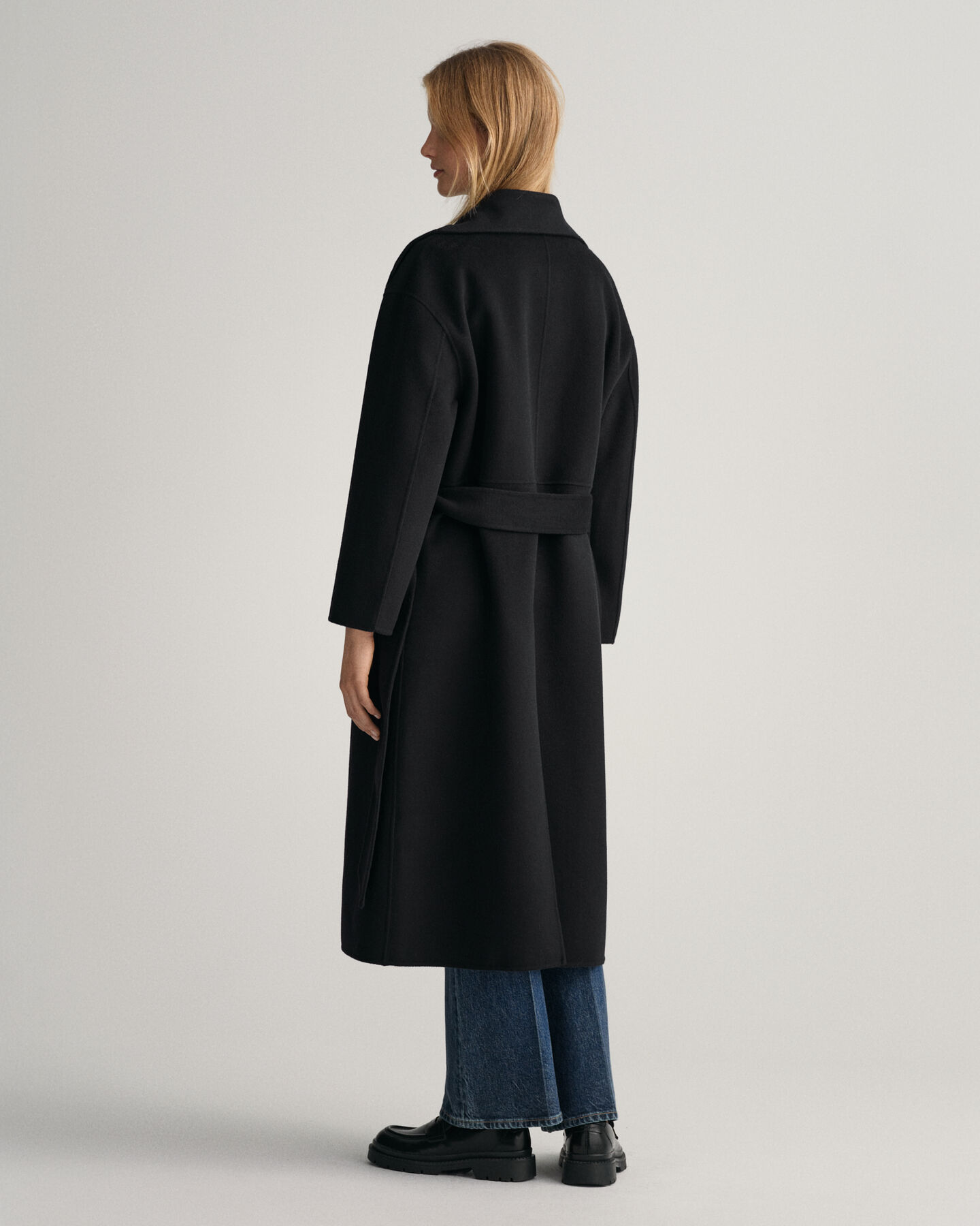 Cappotto con cintura e cuciture a mano