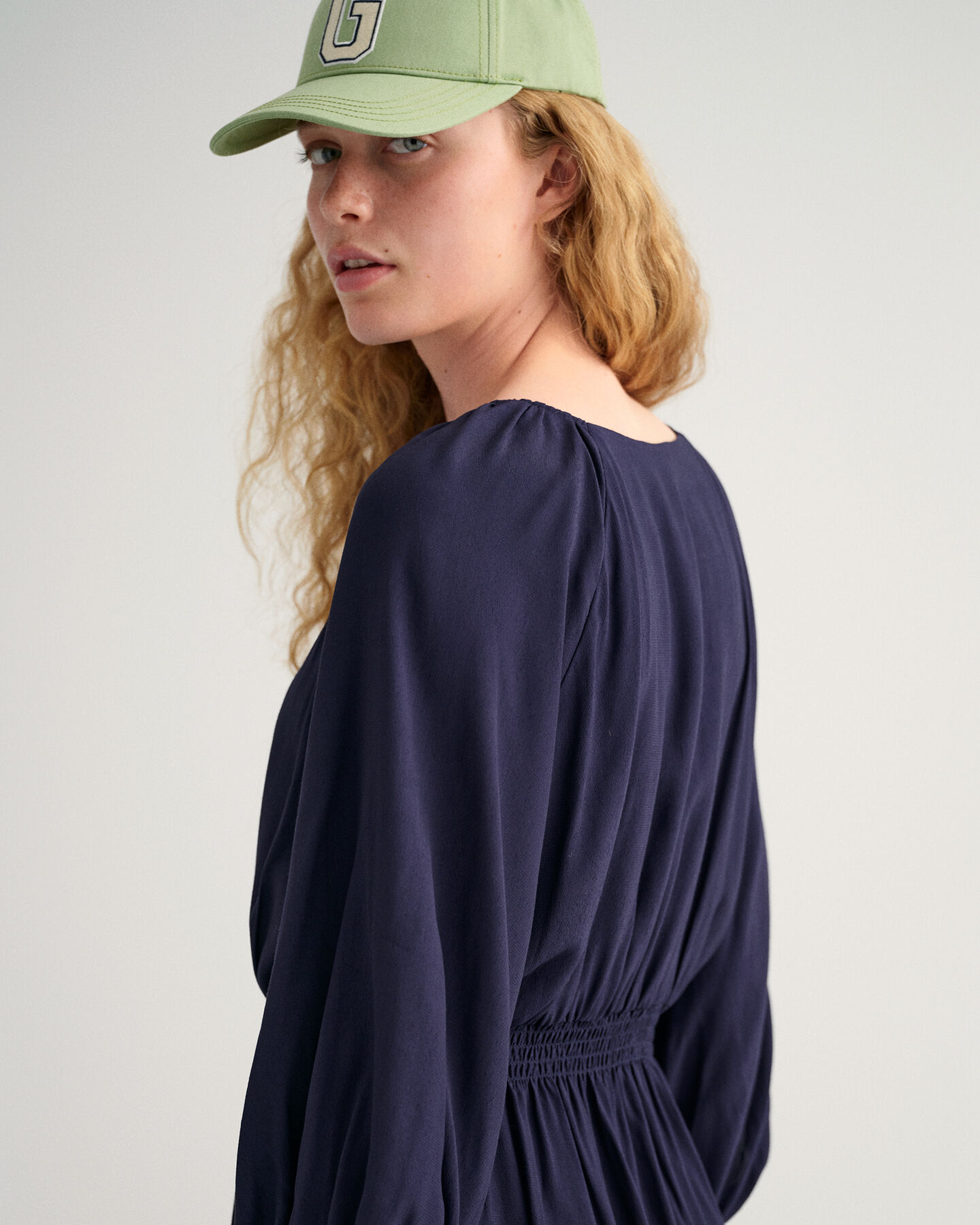 Abito con scollo a barchetta