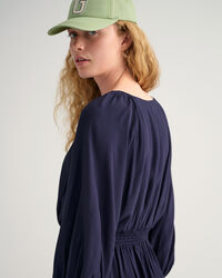 Abito con scollo a barchetta