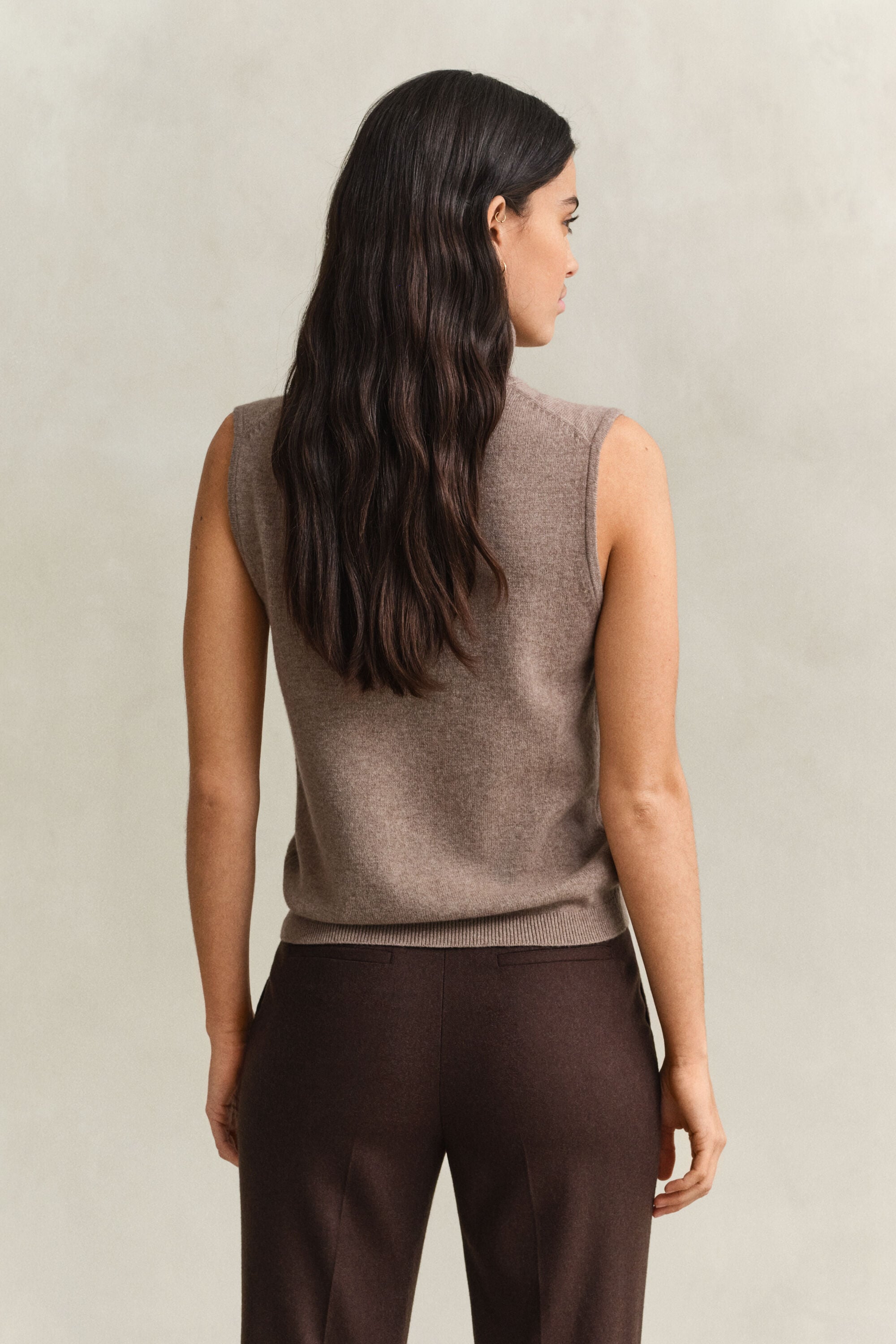 Maglia smanicata a collo alto
