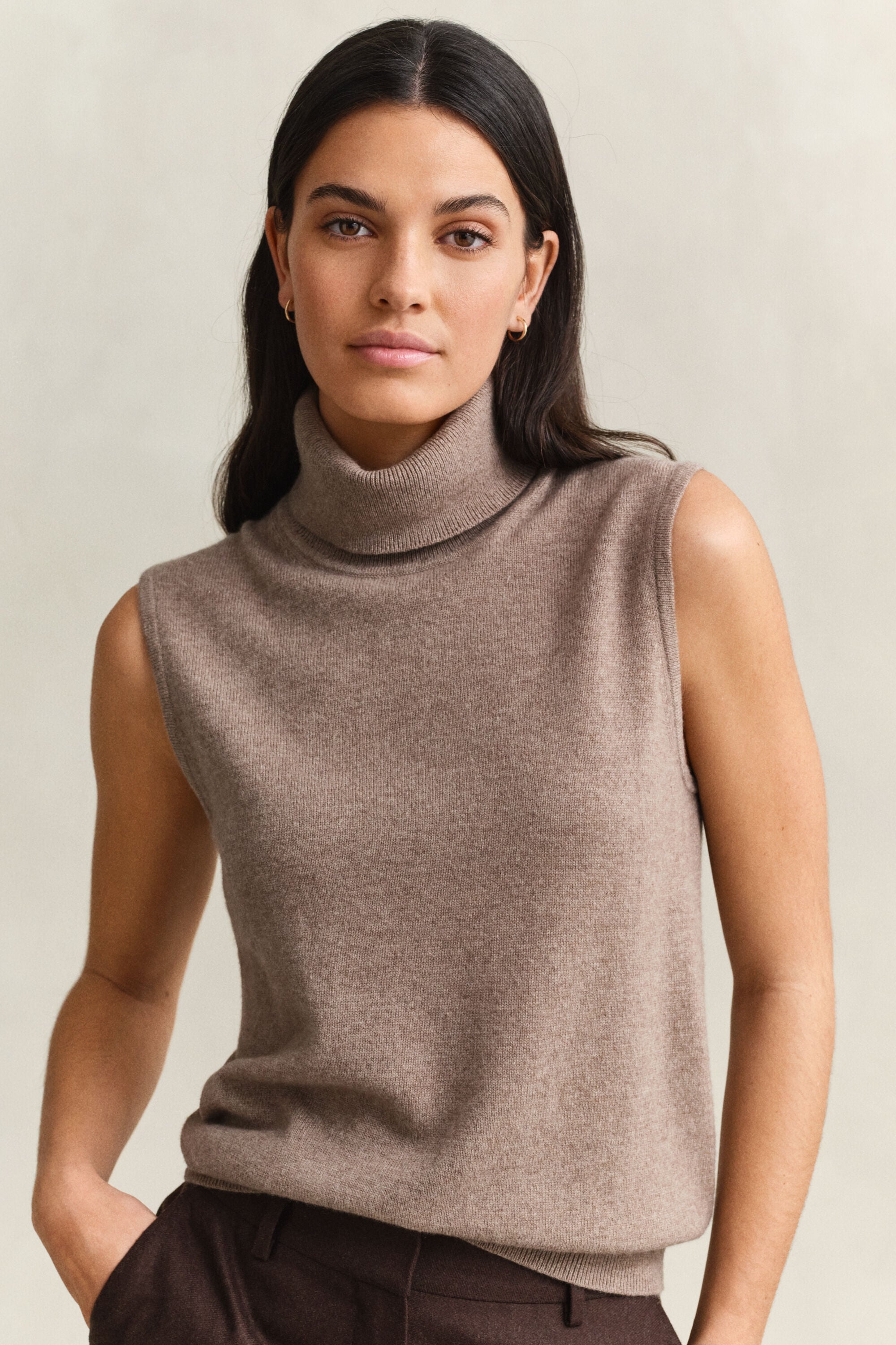 Maglia smanicata a collo alto