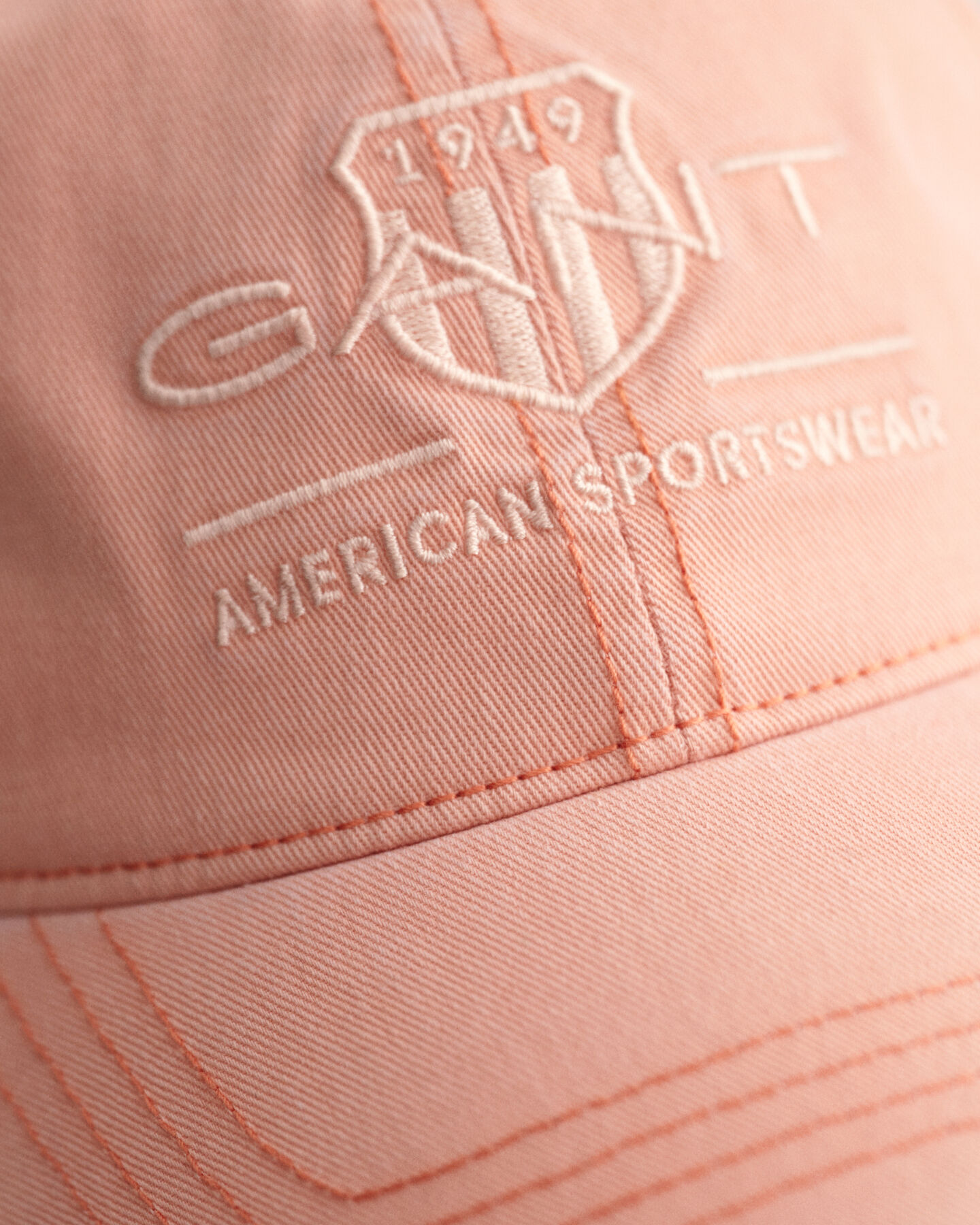 Cappellino Archive Shield tono su tono