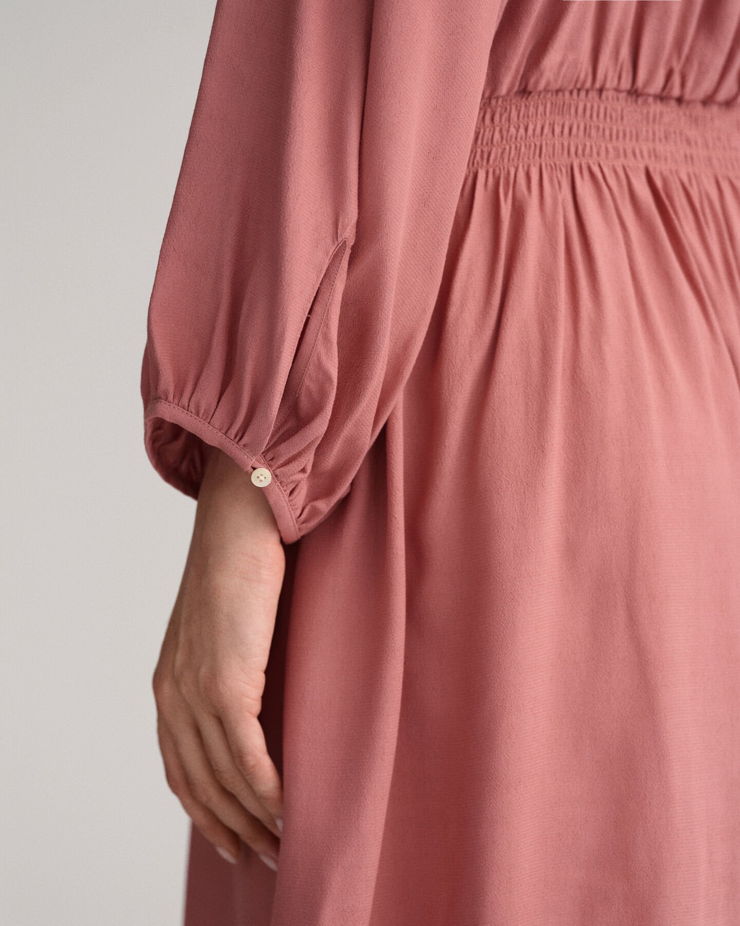 Abito con scollo a barchetta