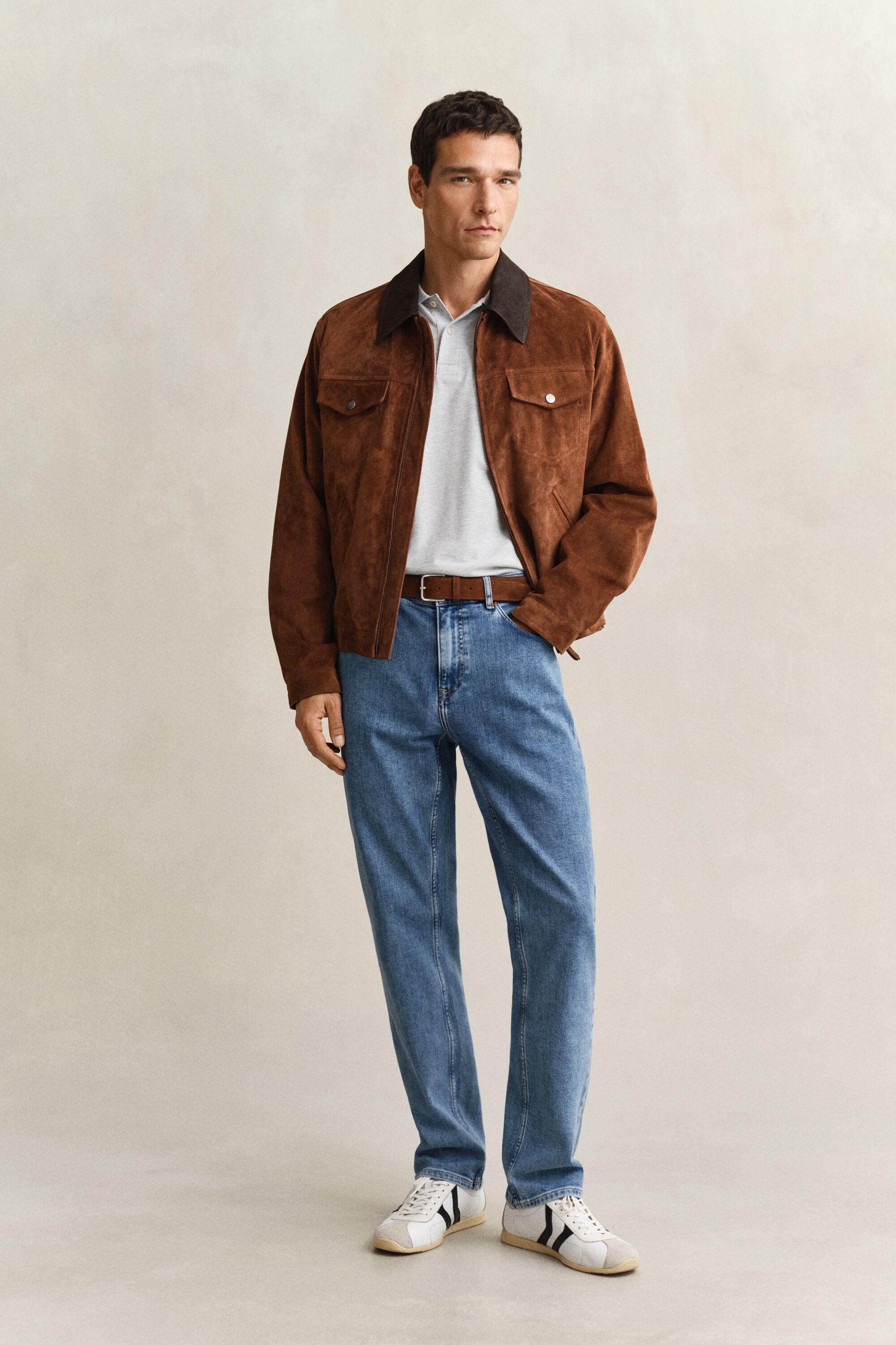 Jeans regular fit con lavaggio uniforme