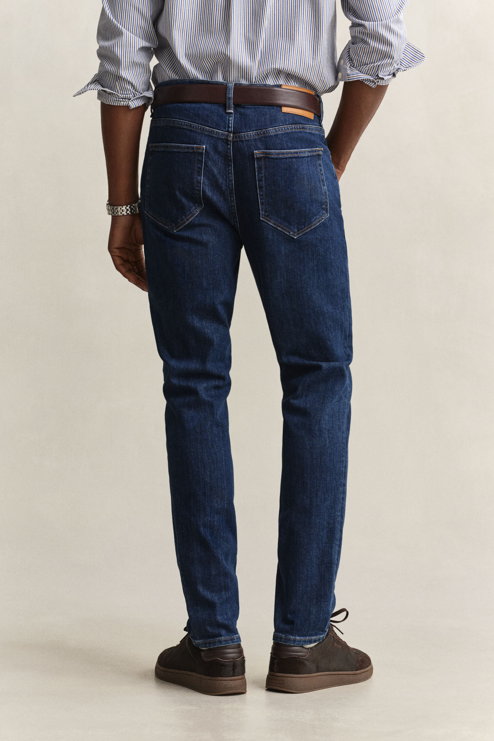 Jeans slim fit con lavaggio uniforme