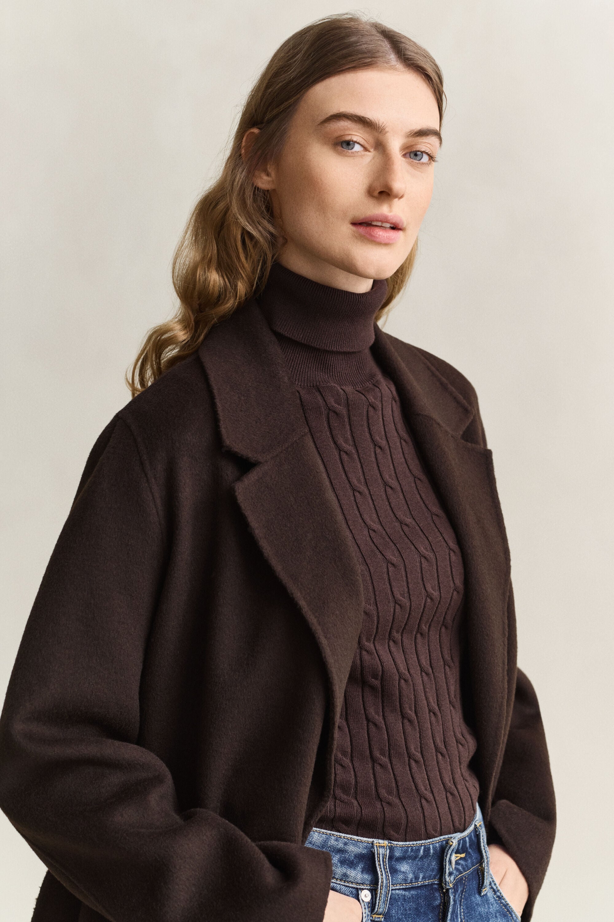 Cappotto con cintura e cuciture a mano