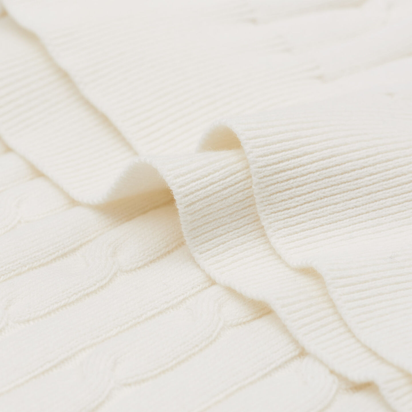 Maglia con collo alto in cotone elasticizzato a trecce