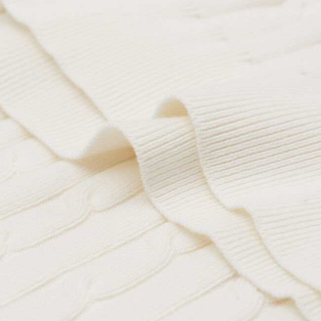 Maglia con collo alto in cotone elasticizzato a trecce