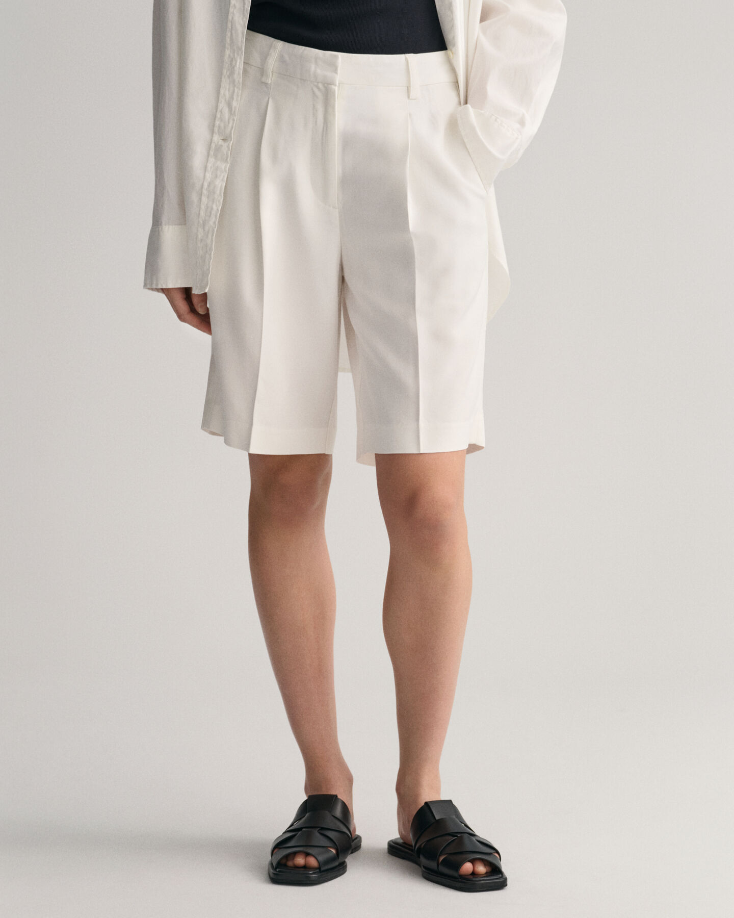 Pantaloncini con pinces relaxed fit