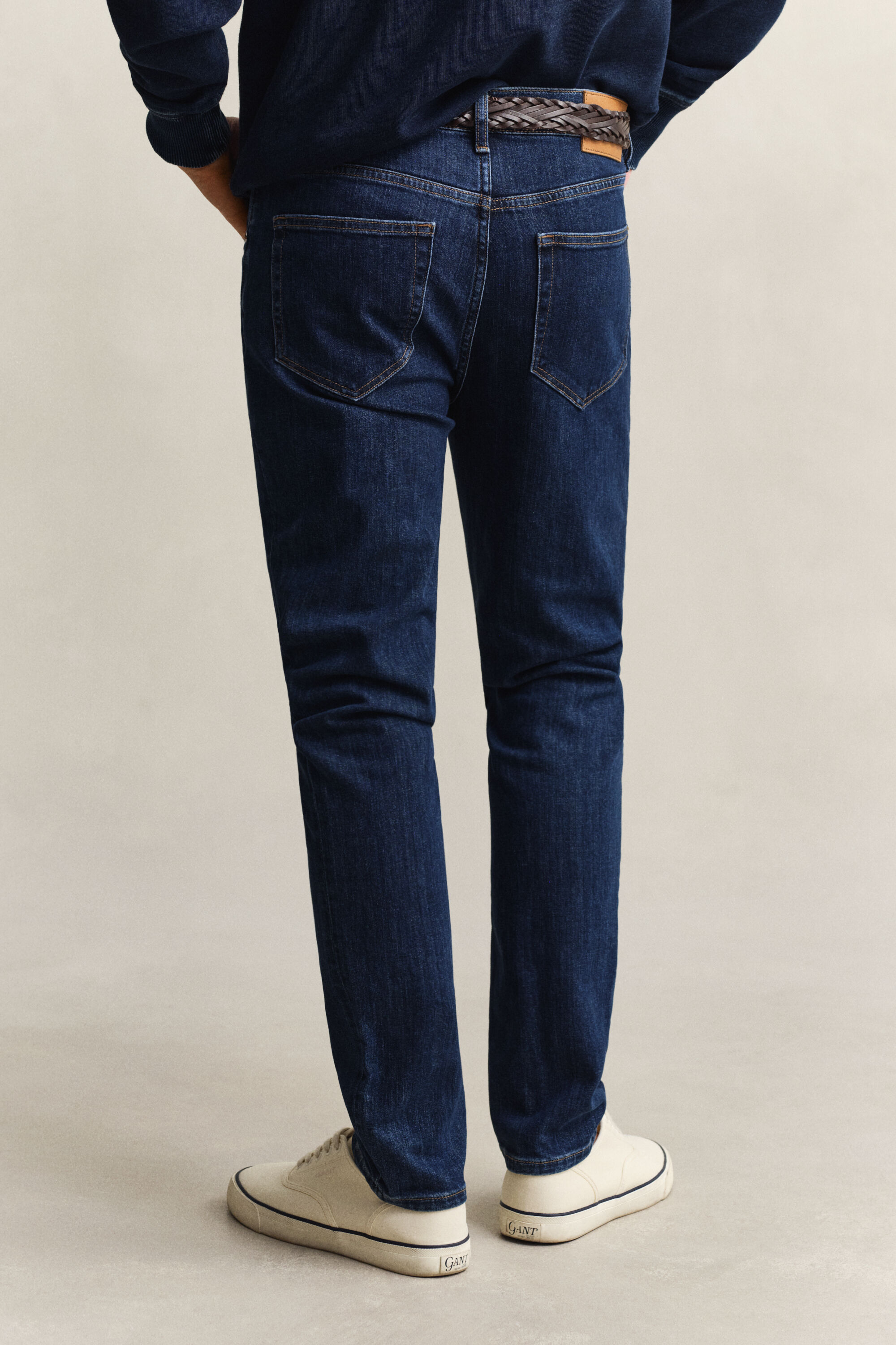 Jeans slim fit con lavaggio uniforme