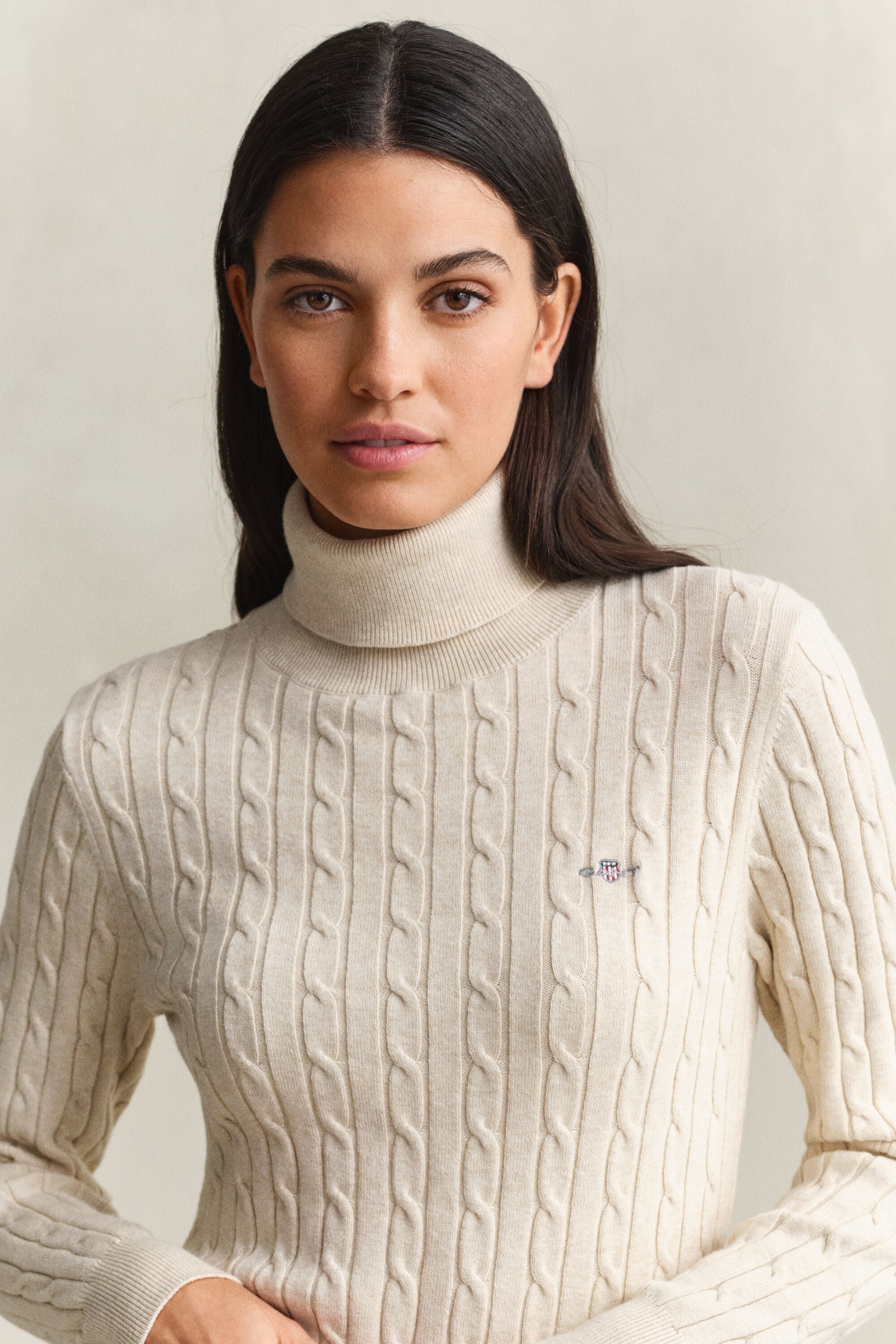 Maglia a collo alto in cotone elasticizzato a trecce