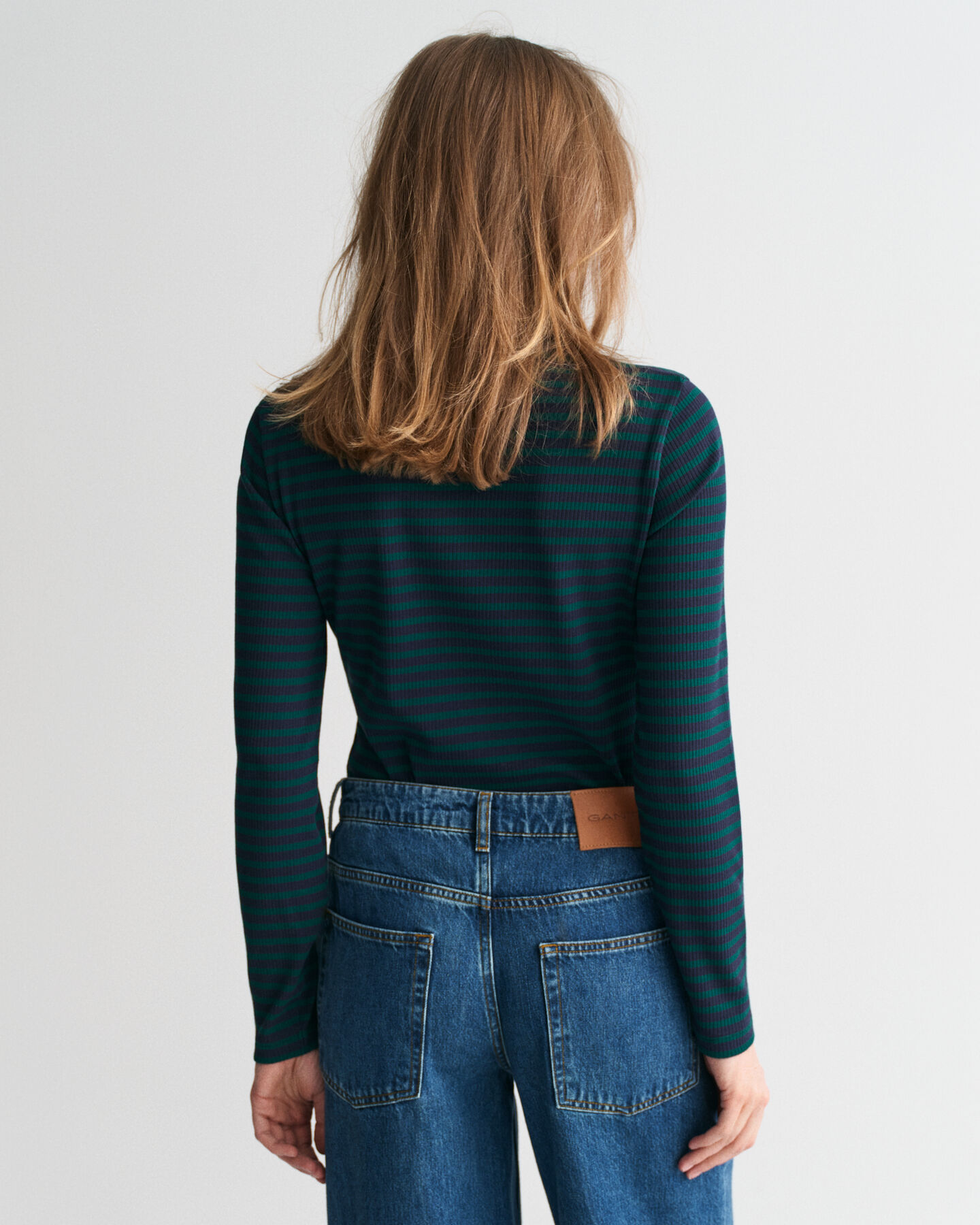 Collo alto a coste e maniche lunghe a righe