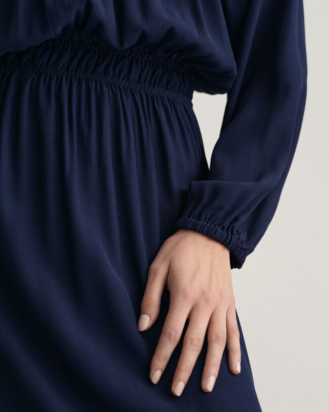 Abito con scollo a barchetta