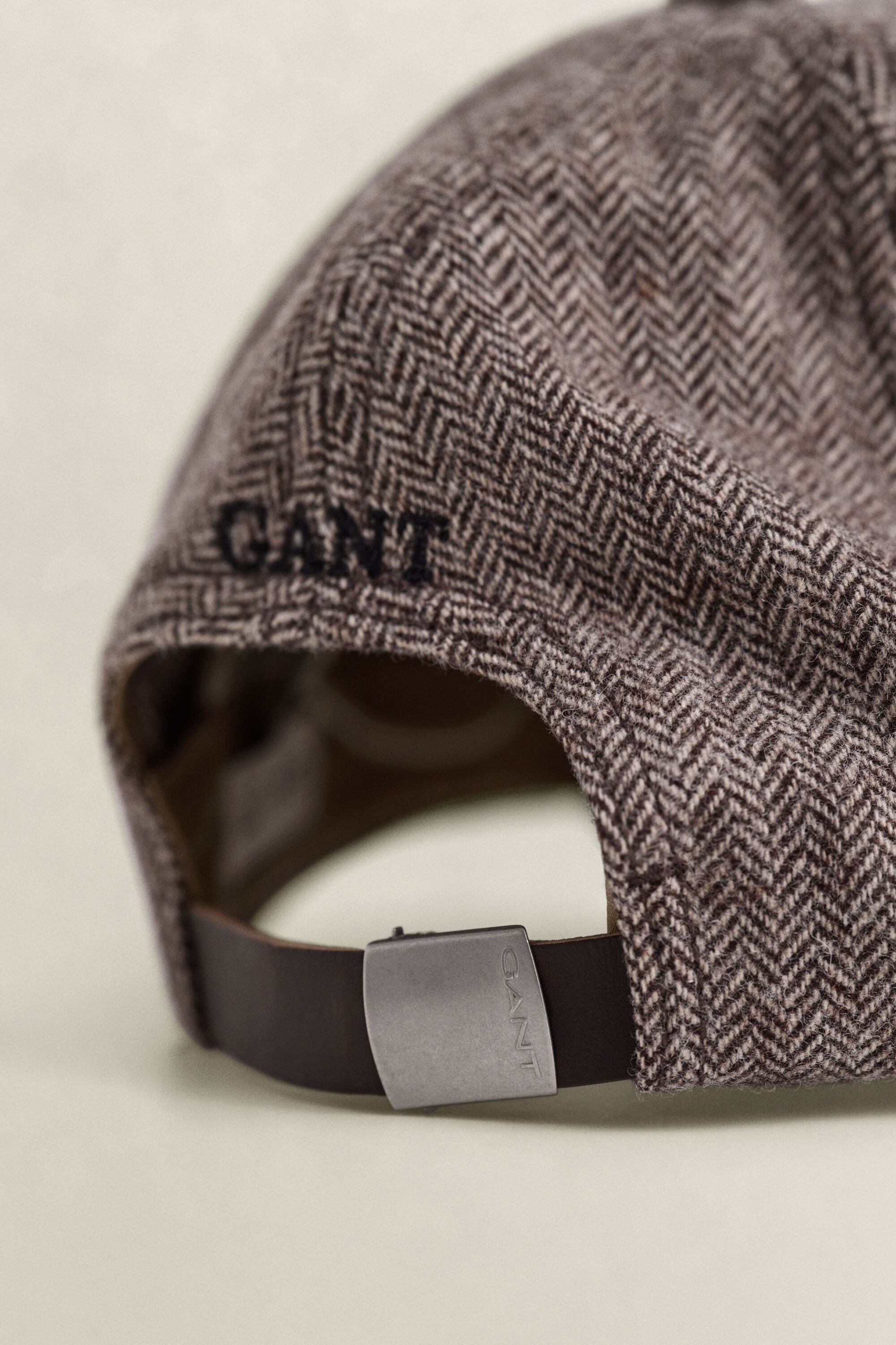 Cappellino in misto lana con visiera in pelle