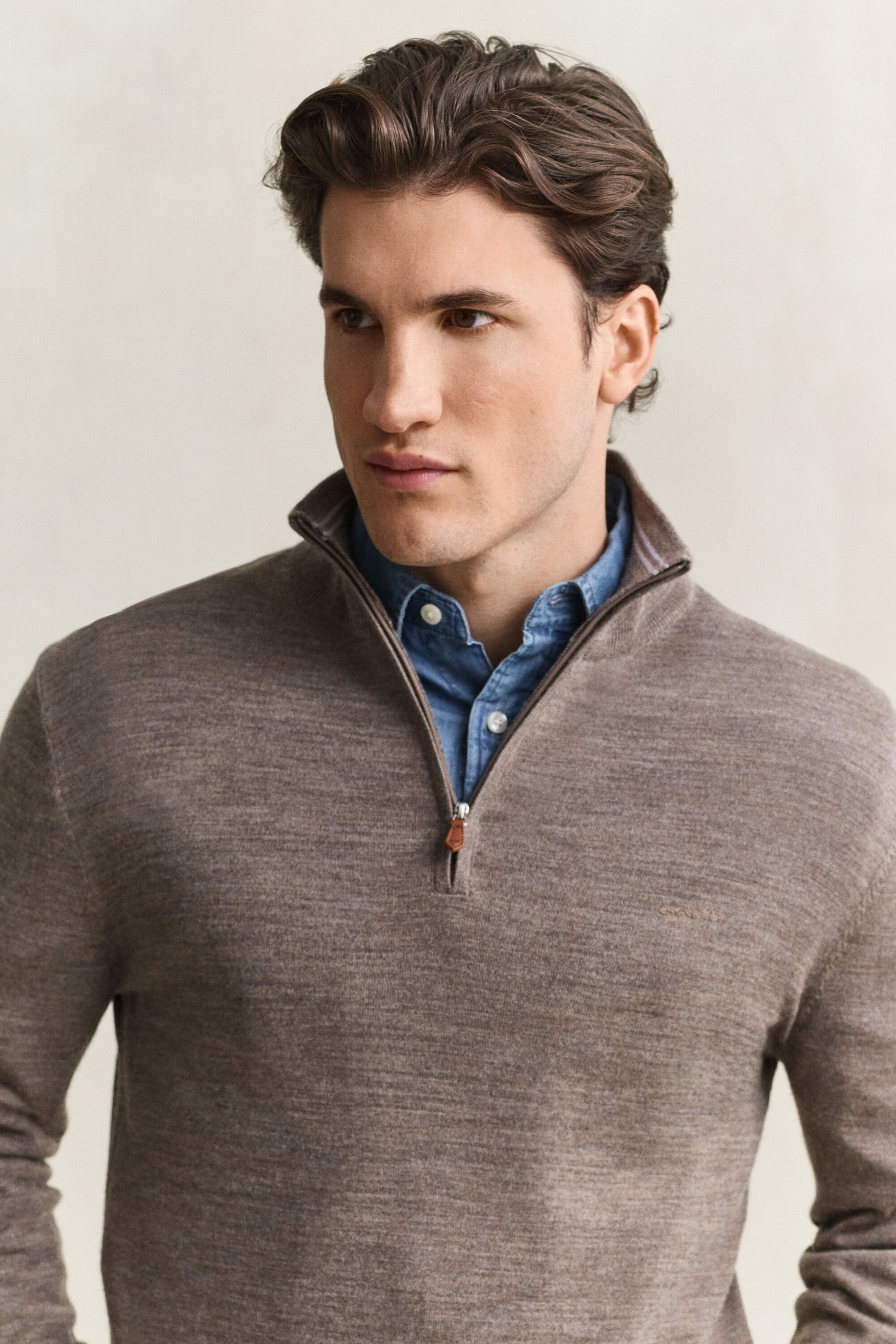 Maglia in lana merino a coste con zip corta