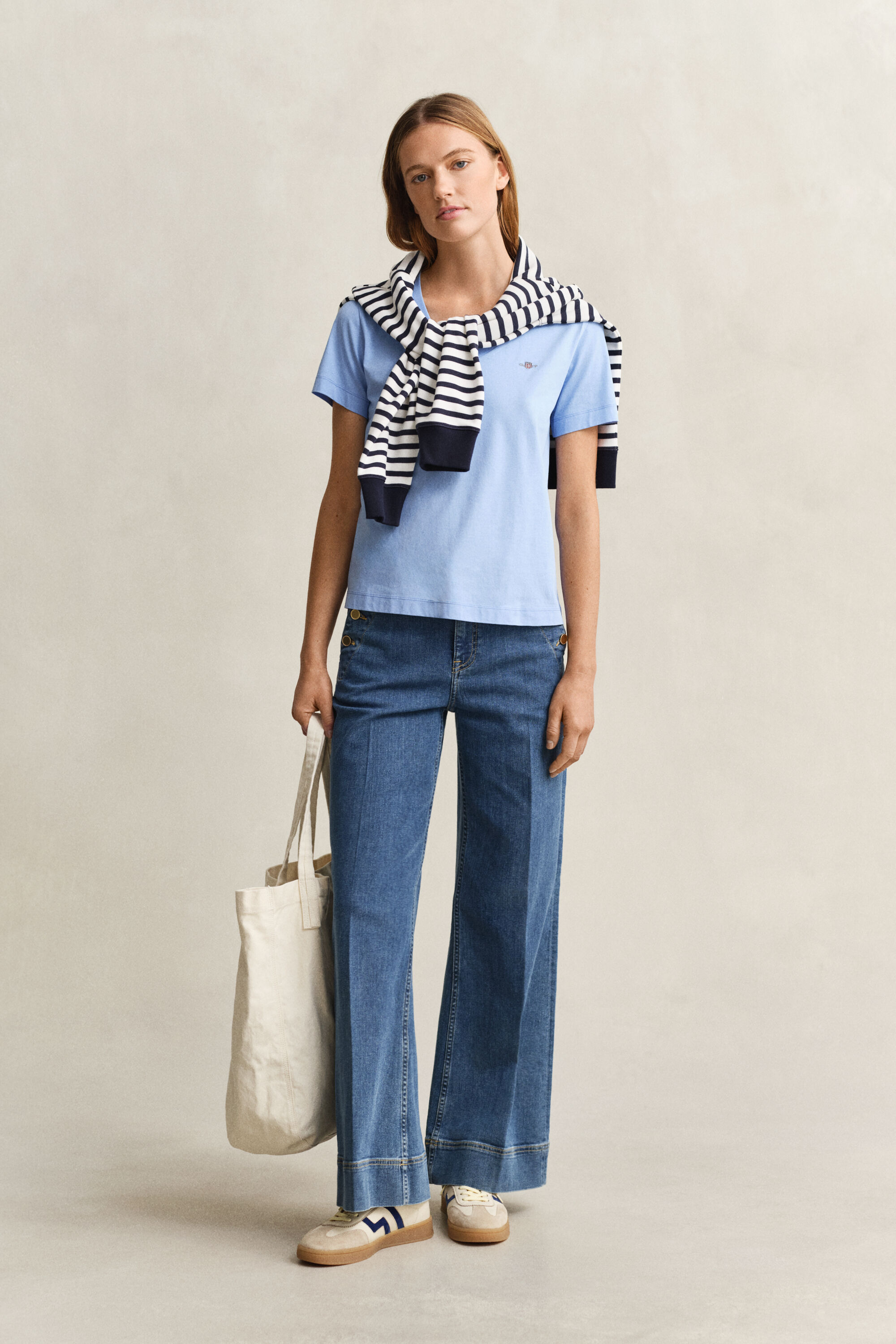 T-shirt Shield con scollo a V