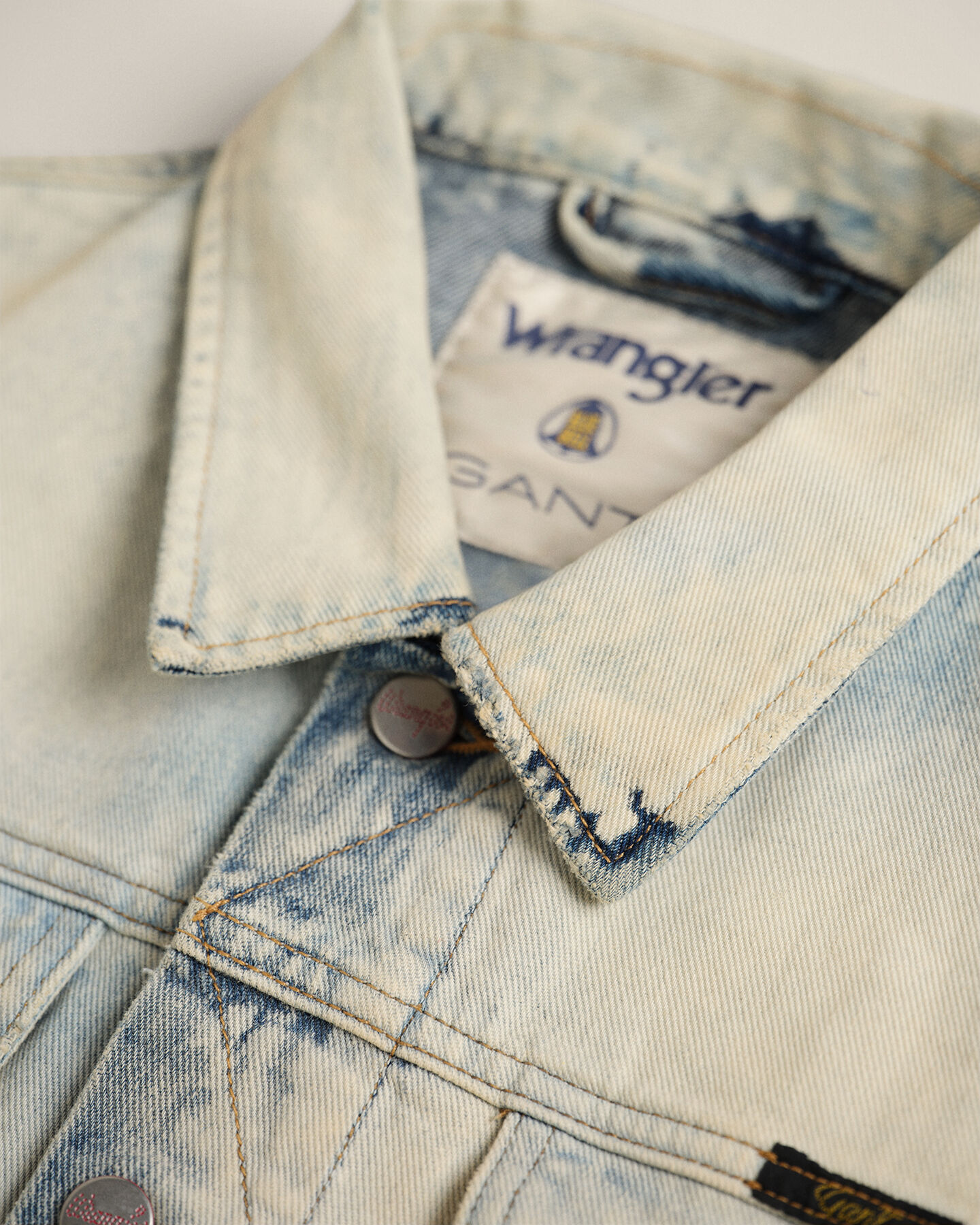 Giacca di jeans candeggiata Wrangler x GANT