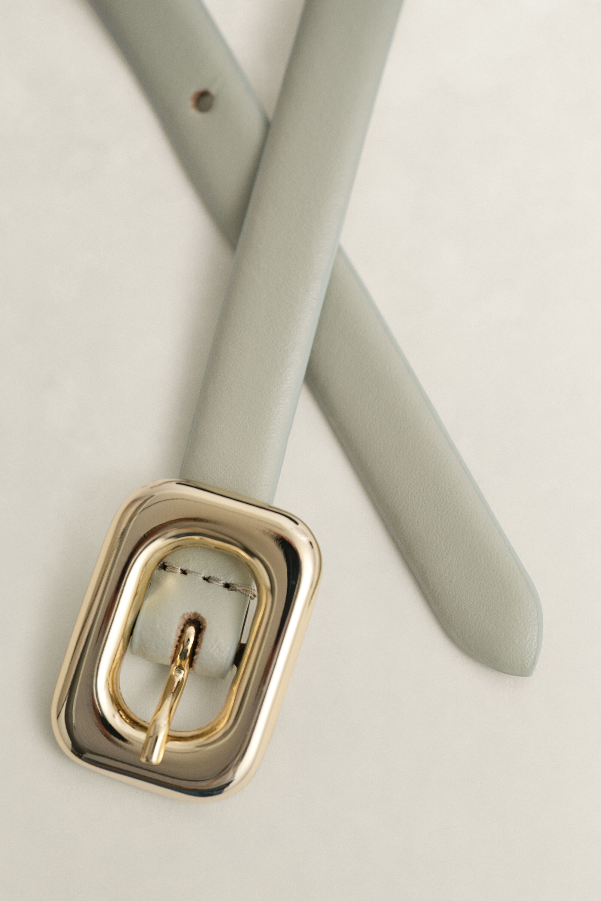 Cintura in pelle con fibbia arrotondata