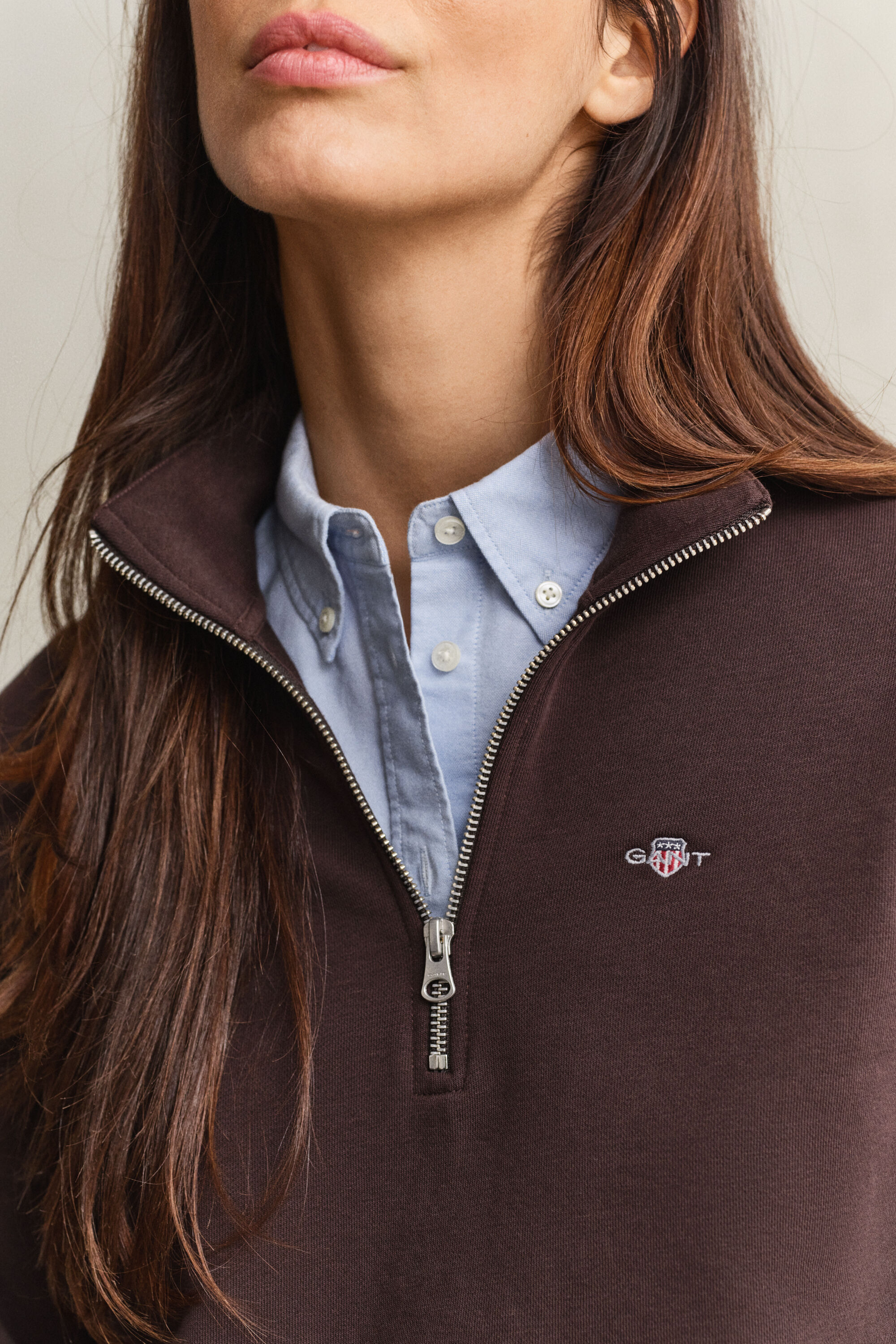 Felpa Shield con zip corta