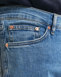 Jeans slim fit con lavaggio uniforme