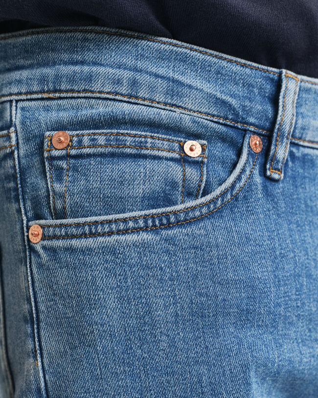 Jeans slim fit con lavaggio uniforme