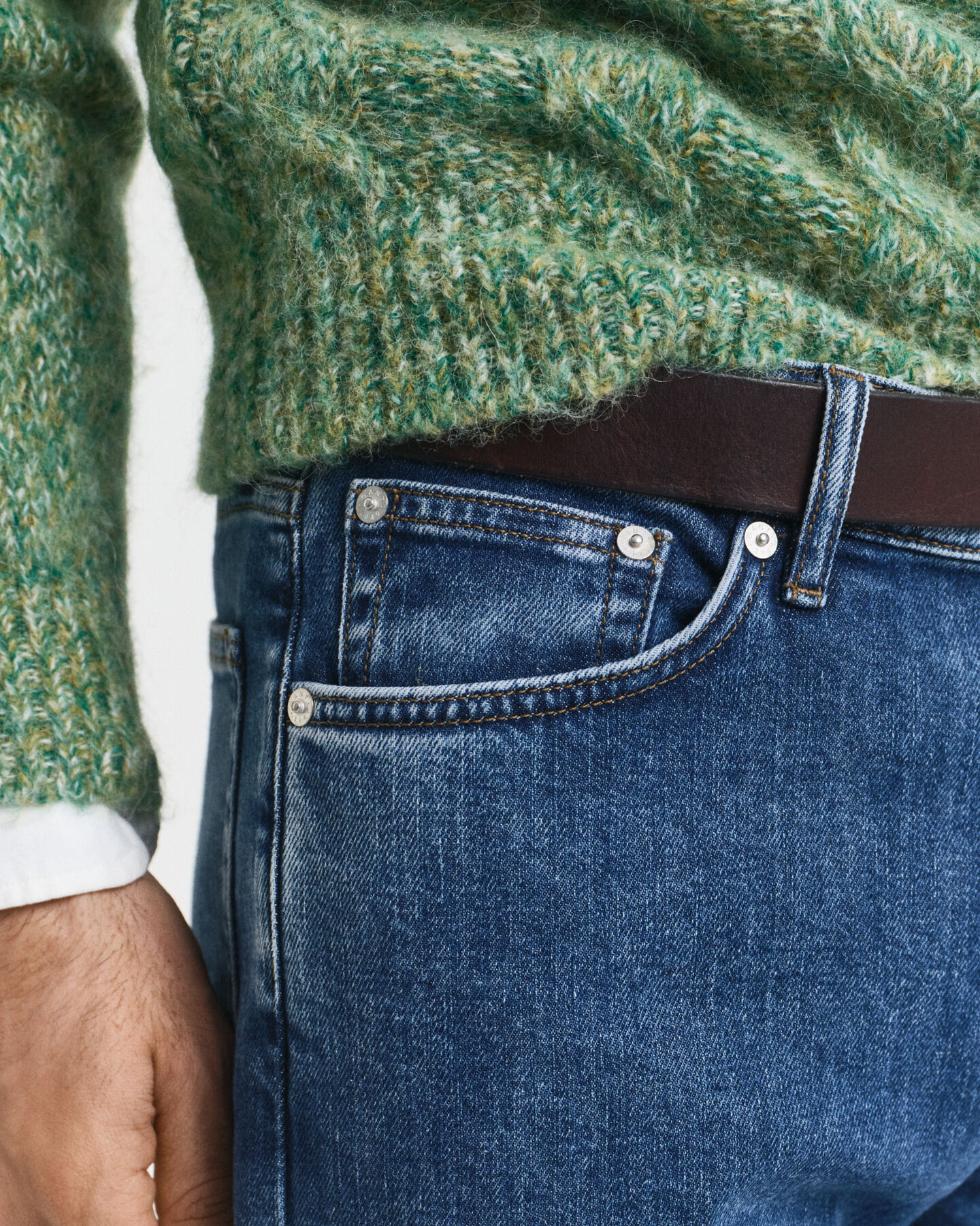 Jeans regular fit con lavaggio uniforme