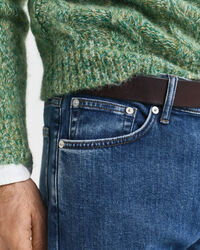 Jeans regular fit con lavaggio uniforme