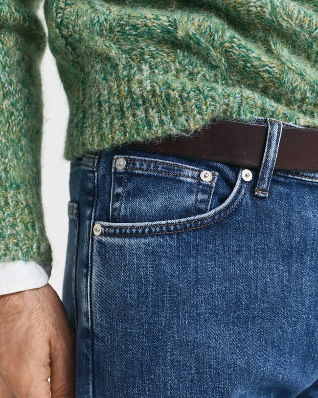 Jeans regular fit con lavaggio uniforme