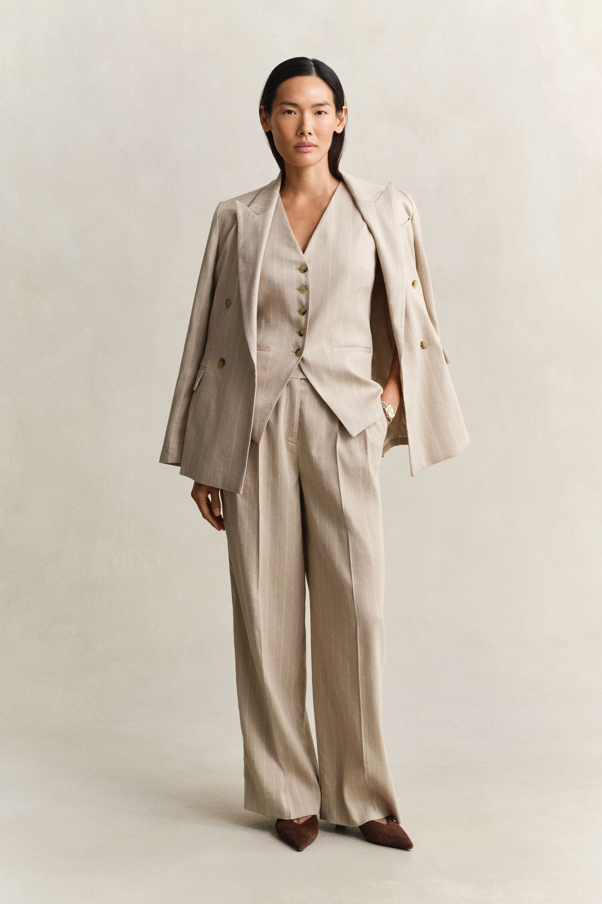 Piumino smanicato in misto lino gessato