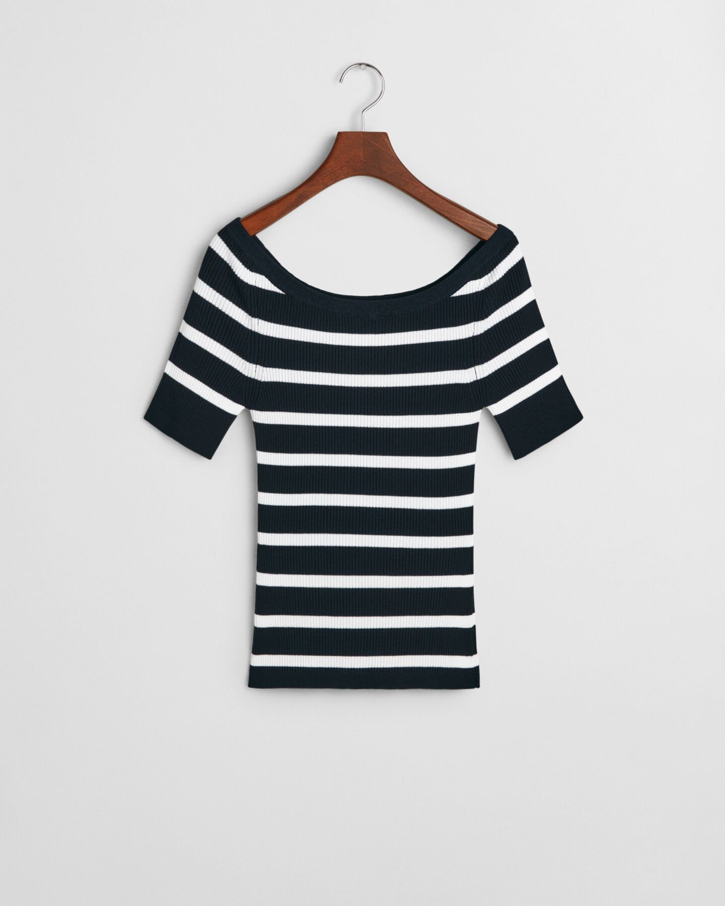 Top a spalle scoperte in maglia a coste e righe