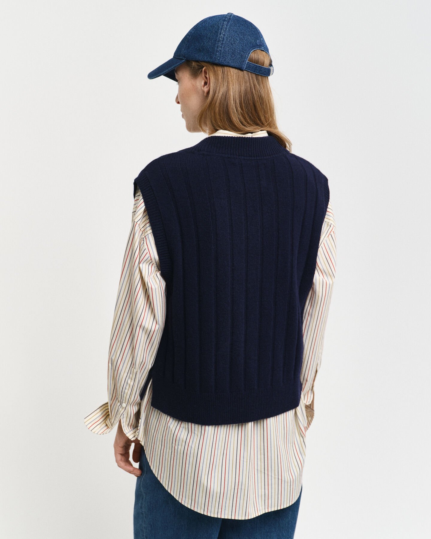 Gilet con scollo a V a coste in lana a coste ampie