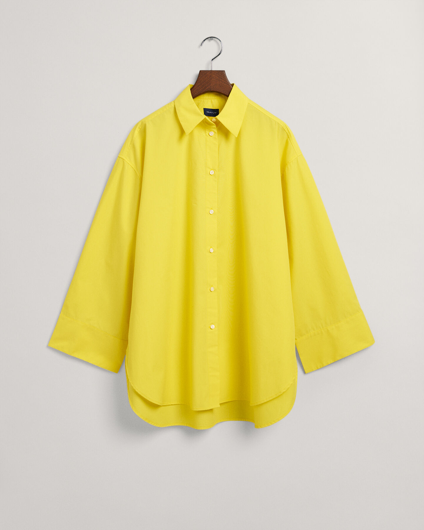 Camicia con polsini ampi e oversize fit