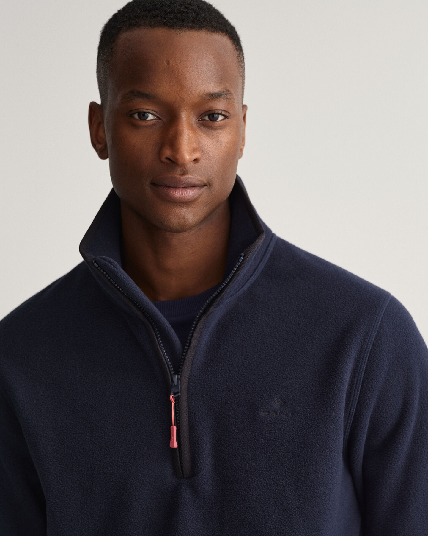 Felpa in pile leggera con zip corta