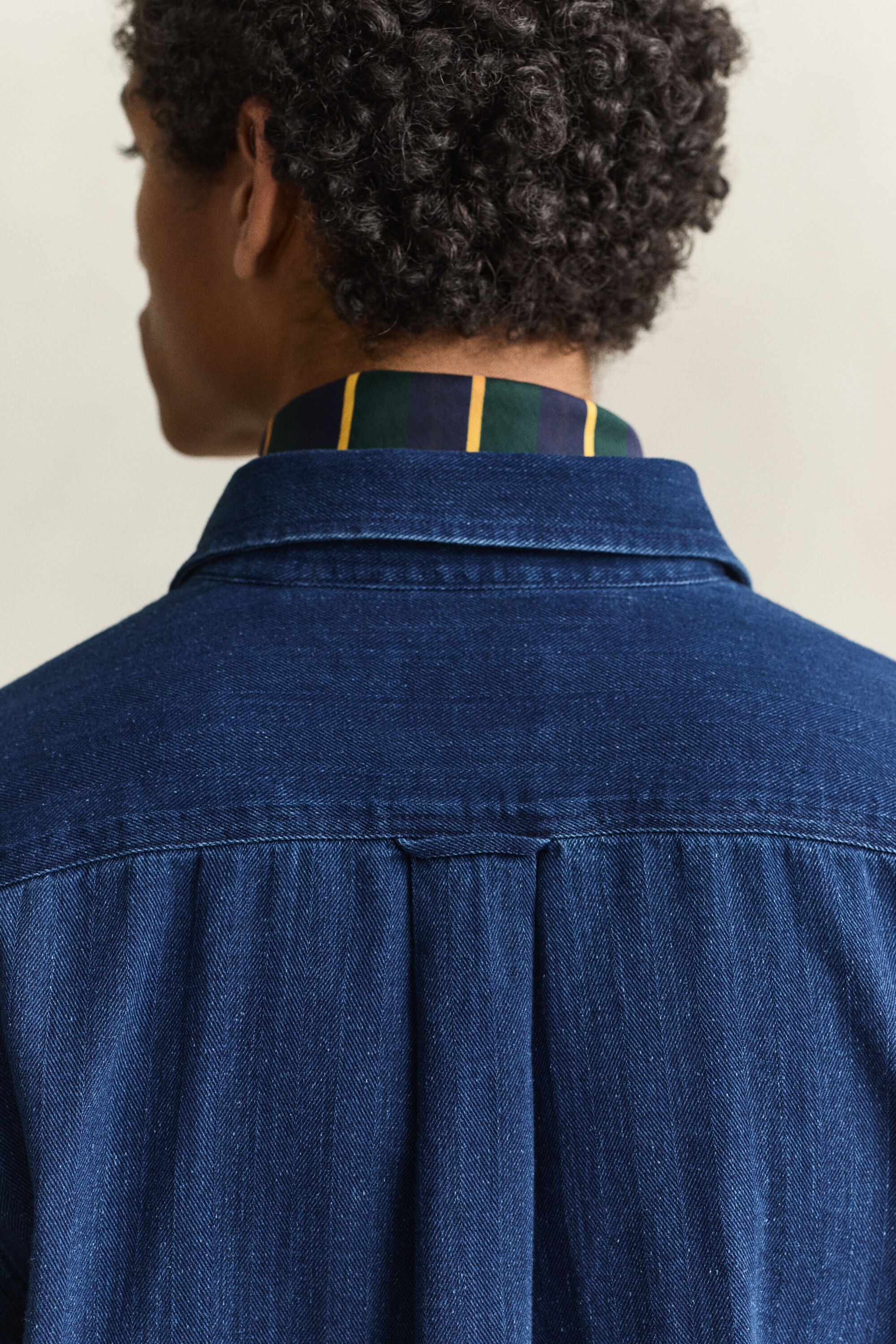 Camicia indaco con motivo a spina di pesce